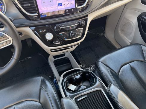 Used 2022 Chrysler Pacifica Touring-L image 39