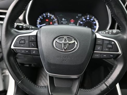 Certified 2023 Toyota Highlander XLE image 28