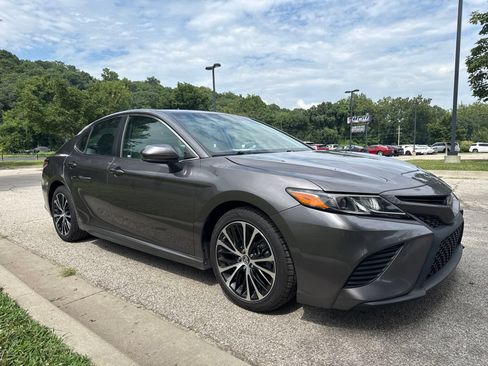 Used 2018 Toyota Camry SE FWD image 3