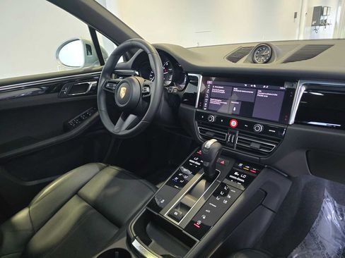 Used 2025 Porsche Macan AWD/4WD image 12