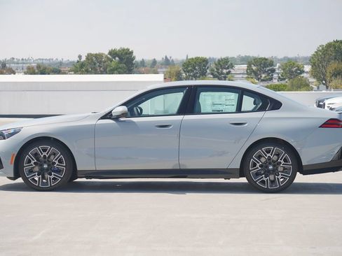 Used 2026 BMW 530i w/ M Sport Package RWD image 4