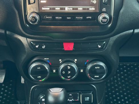 Used 2017 Jeep Renegade Trailhawk w/ Premium Trailhawk Package AWD/4WD image 37