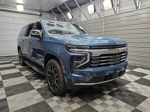 Used 2025 Chevrolet Suburban Premier w/ Sun And Tow Package AWD/4WD image 4