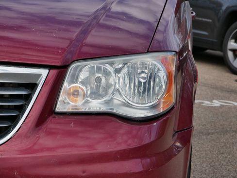 Used 2013 Chrysler Town & Country Touring image 9