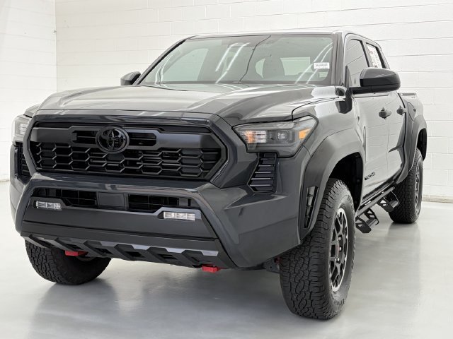 Used 2025 Toyota Tacoma TRD Off-Road AWD/4WD image 4