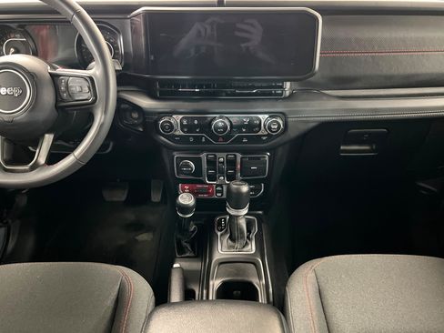 Used 2024 Jeep Gladiator Rubicon w/ Convenience Group AWD/4WD image 13