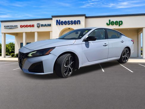 Used 2025 Nissan Altima 2.5 SR w/ SR Premium Package FWD image 3