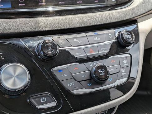 Used 2022 Chrysler Pacifica Touring-L FWD image 15