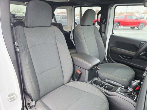 Used 2025 Jeep Wrangler Sahara image 17