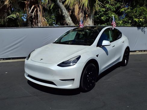Used 2021 Tesla Model Y Long Range AWD/4WD image 24
