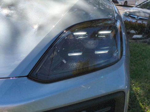 Used 2025 Porsche Cayenne image 9