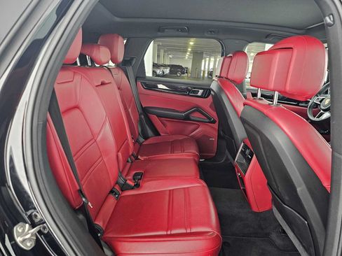Used 2021 Porsche Cayenne AWD/4WD image 12