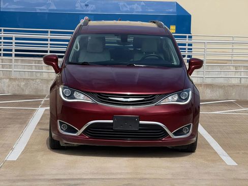 Used 2018 Chrysler Pacifica Touring-L FWD image 2