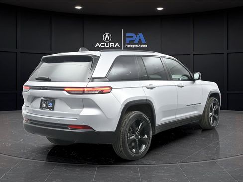 Used 2025 Jeep Grand Cherokee Altitude AWD/4WD image 26