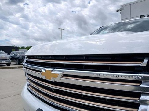 Certified 2022 Chevrolet Suburban High Country AWD/4WD image 9
