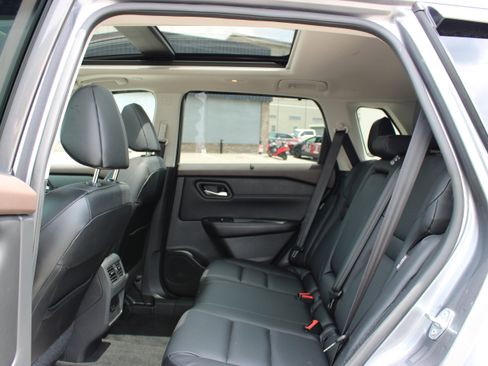 Certified 2022 Nissan Rogue SV w/ SV Premium Package AWD/4WD image 12