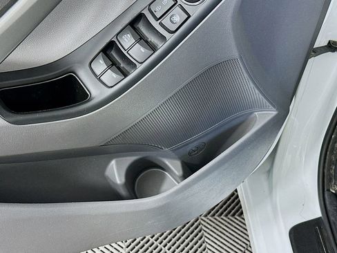 Used 2015 Hyundai Elantra SE image 23