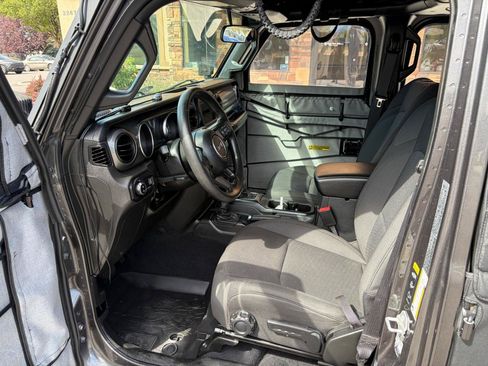 Used 2023 Jeep Gladiator Sport AWD/4WD image 4