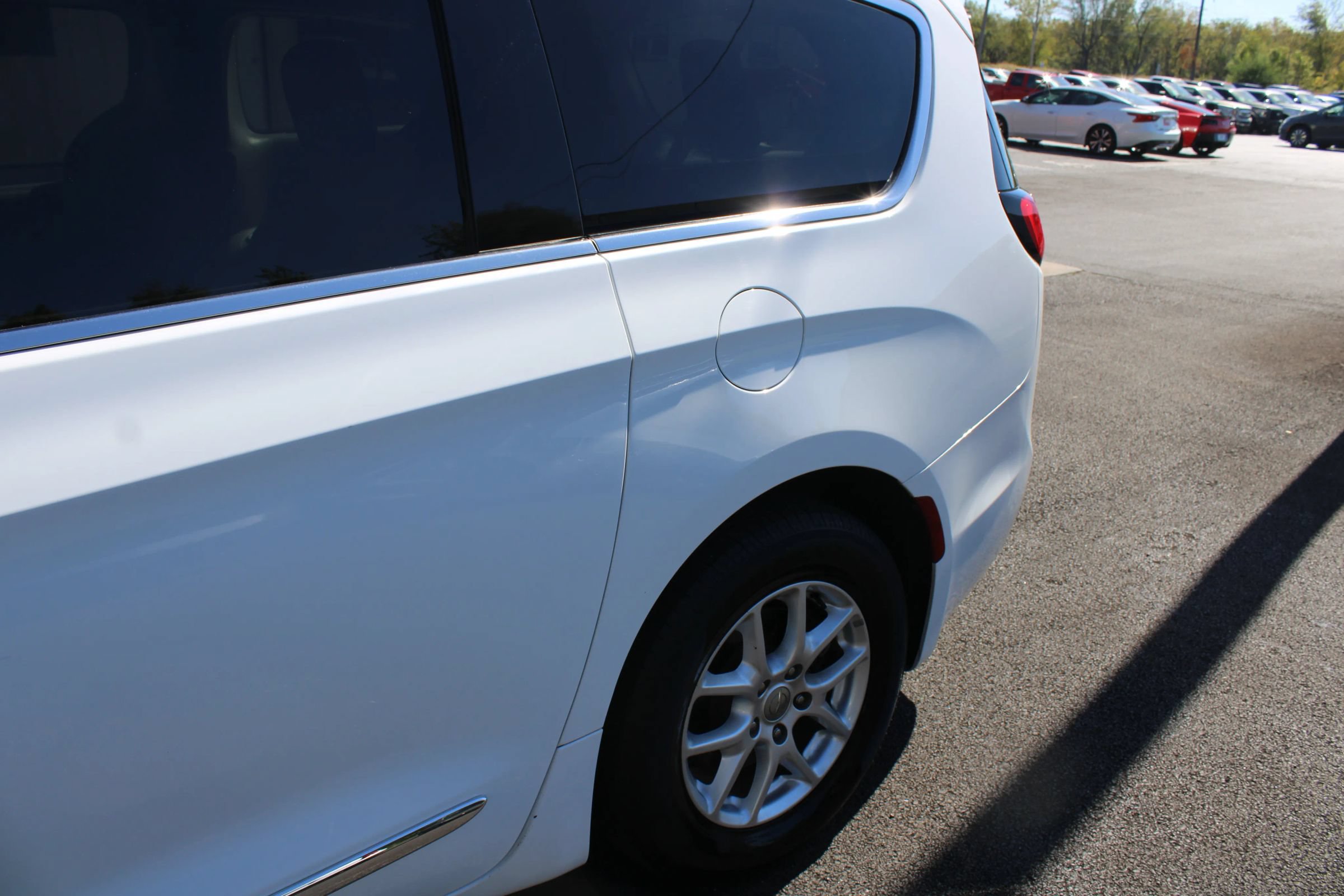 Used 2020 Chrysler Pacifica Touring-L FWD image 4
