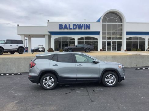 Used 2024 GMC Terrain SLE image 6