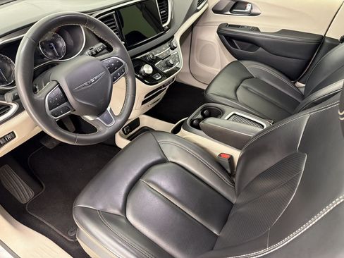 Used 2023 Chrysler Pacifica Touring-L FWD image 4
