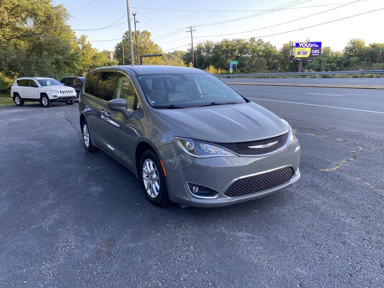 Used 2020 Chrysler Pacifica Touring FWD image 4