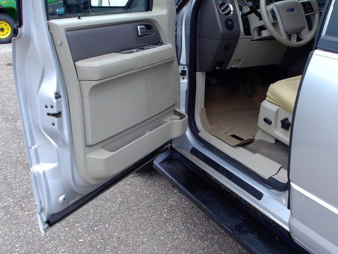 Used 2011 Ford Expedition XLT AWD/4WD image 8