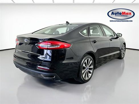 Used 2019 Ford Fusion SE image 2
