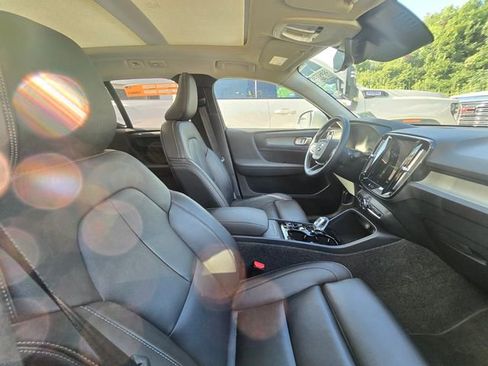 Used 2025 Volvo XC40 B5 Plus AWD/4WD image 11