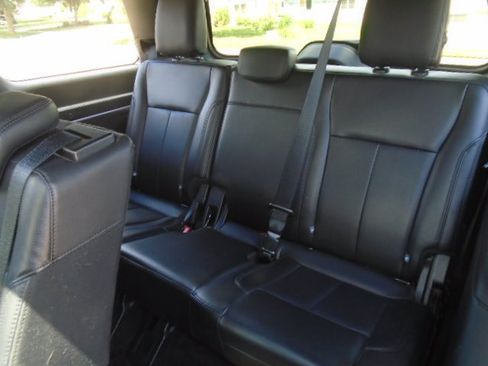 Used 2019 Ford Expedition XLT w/ Equipment Group 202A AWD/4WD image 6