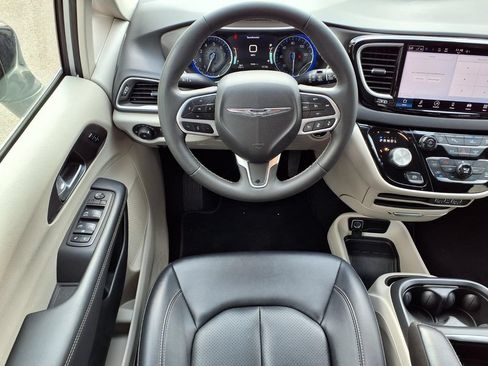 Used 2024 Chrysler Pacifica Touring-L FWD image 15