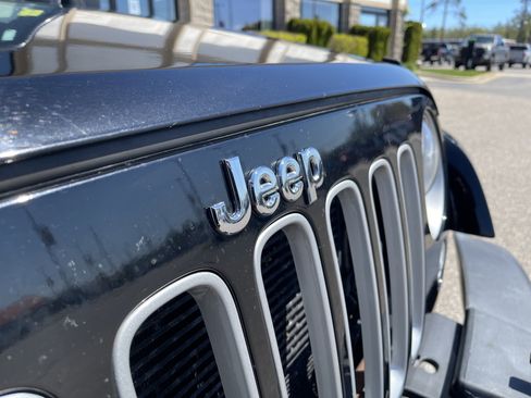 Used 2017 Jeep Wrangler Unlimited Sahara AWD/4WD image 23