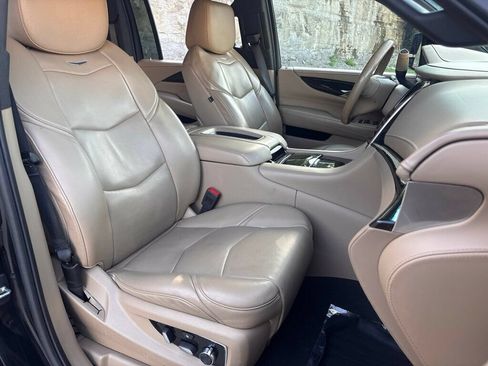 Used 2019 Cadillac Escalade ESV Platinum AWD/4WD image 12