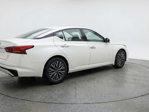 Used 2025 Nissan Altima 2.5 SV image 9