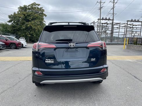 Used 2018 Toyota RAV4 XLE AWD/4WD image 4