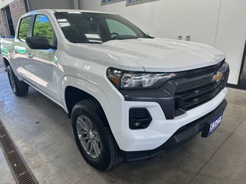 Used 2024 Chevrolet Colorado LT w/ LT Convenience Package II AWD/4WD image 2