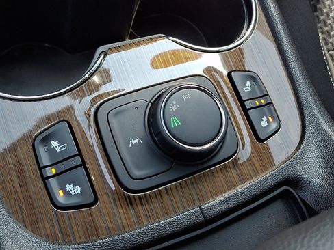 Certified 2023 GMC Acadia SLE w/ Driver Convenience Package image 26