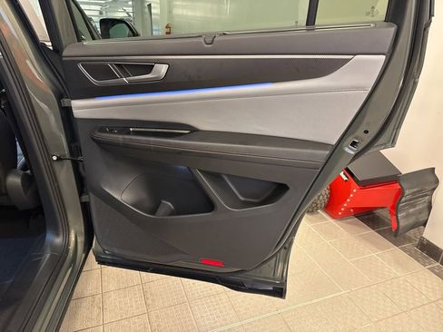 Used 2025 Volkswagen Atlas Peak Edition SE image 21