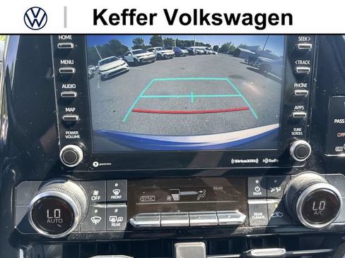 Used 2022 Toyota Highlander LE FWD image 23
