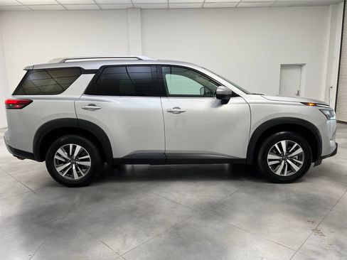 Used 2025 Nissan Pathfinder SL FWD image 10