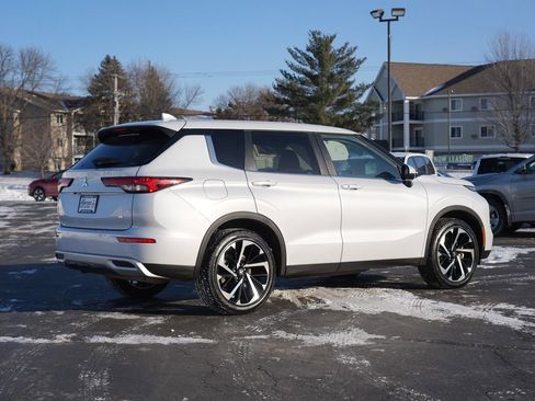 Used 2024 Mitsubishi Outlander SE image 3