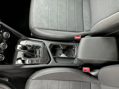 Used 2024 Volkswagen Taos SE image 15