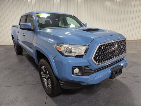 Used 2019 Toyota Tacoma TRD Sport w/ TRD Premium Sport Package AWD/4WD image 2