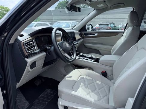 Used 2025 Volkswagen Atlas SE AWD/4WD image 18