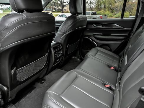 Used 2022 Jeep Grand Cherokee Laredo w/ Luxury Tech Group I image 17