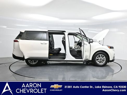 Used 2024 Kia Carnival LX image 3