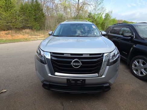 Used 2022 Nissan Pathfinder SV image 2