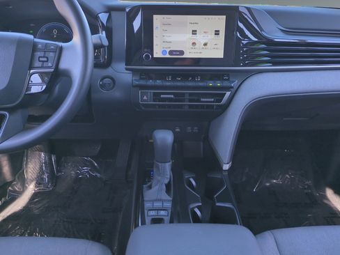 Used 2025 Toyota Camry LE image 11