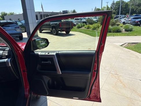 Used 2019 Toyota 4Runner SR5 AWD/4WD image 32