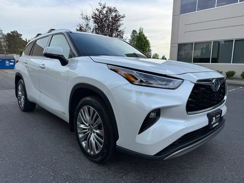 Used 2023 Toyota Highlander Platinum AWD/4WD image 2